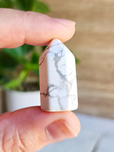 Load image into Gallery viewer, Howlite promotes patience, tranquility, and self-care. Its calming effects aid composure in challenges, fostering a serene mental state and restful sleep
