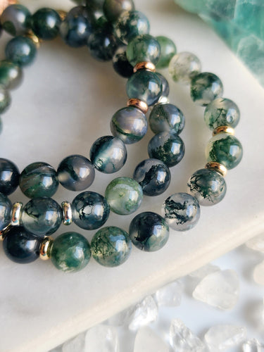 Moss Agate, a stone of new beginnings, attracts wealth and opportunities while fostering forgiveness and personal growth. Its calming energies ensure emotional balance, providing steadfast support during moments of uncertainty