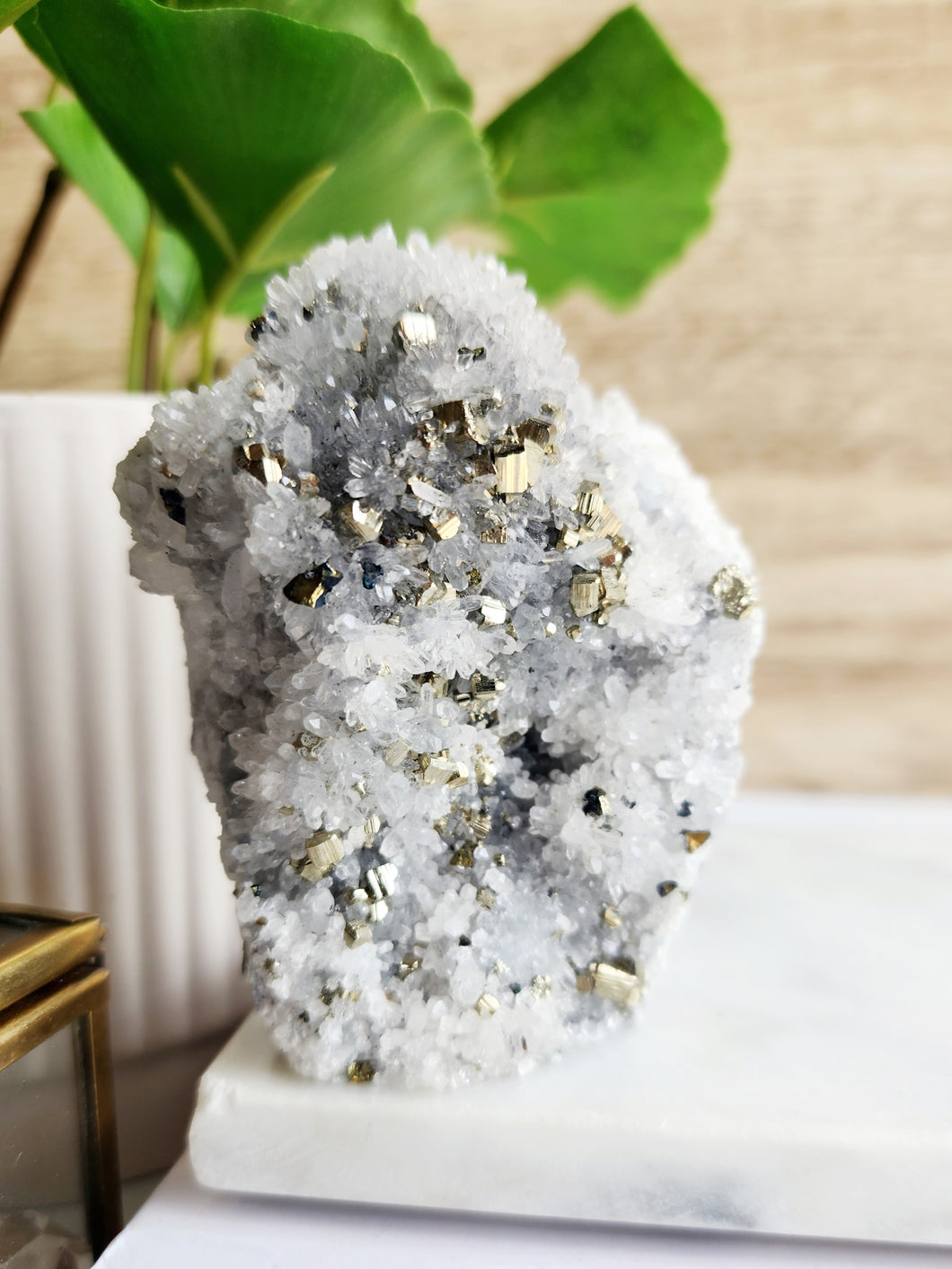 Pyrite and quartz grown together create a potent combination, attracting abundance and enhancing mental clarity. This powerful duo fosters creativity and personal transformation
