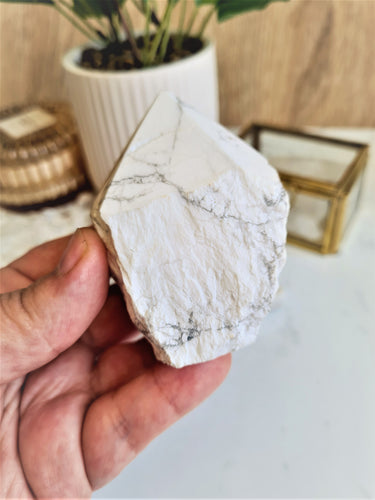 Howlite is a soothing crystal that helps calm your mind and focus on your tasks. It is great for promoting harmony and balance