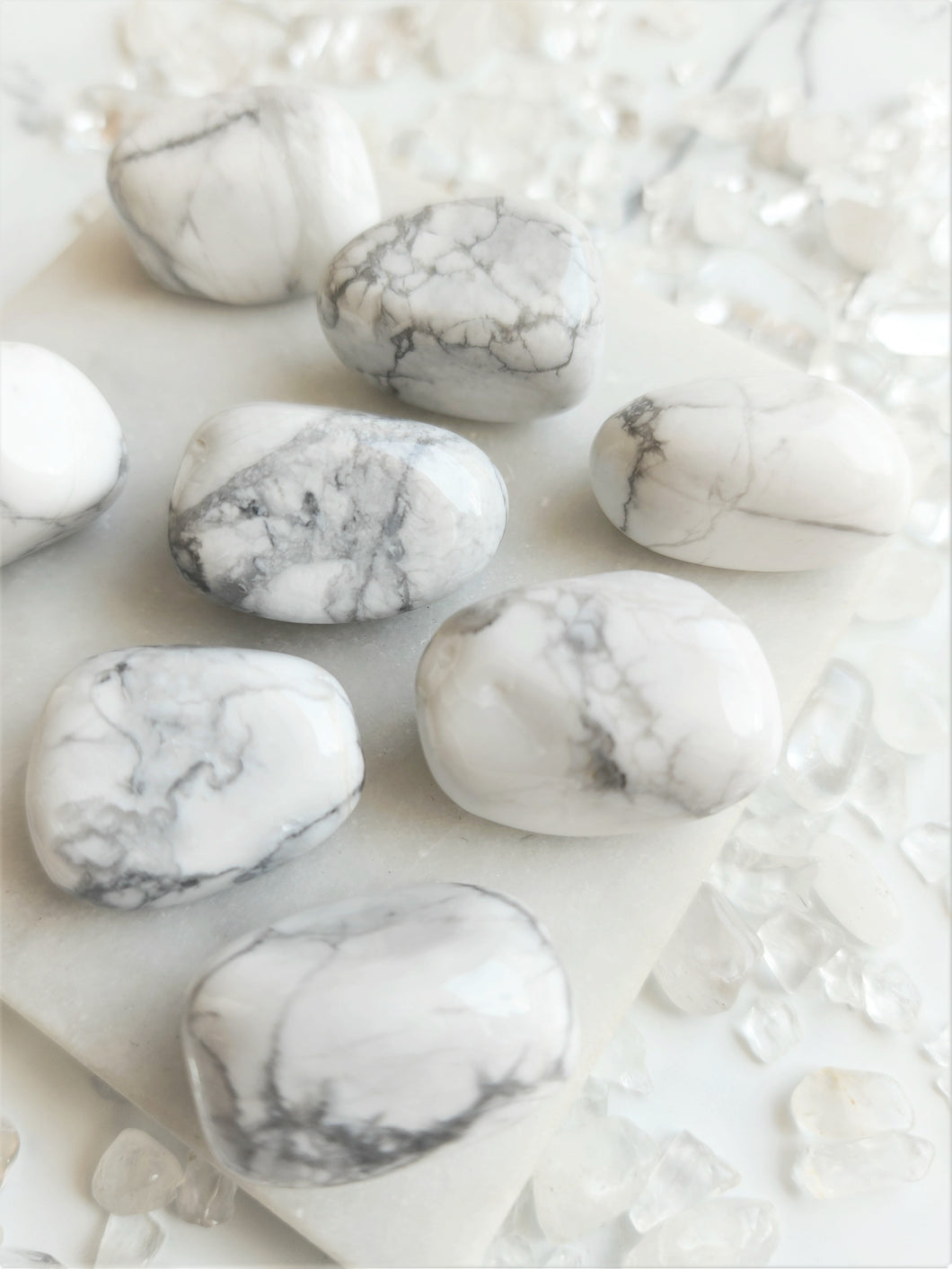 Howlite encourages you to express yourself freely and improves your communication. Keep it close to experience its soothing energies that support a good night's sleep