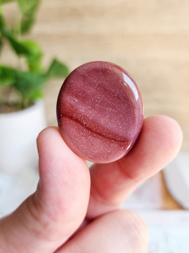 Mookaite is a nurturing stone that brings comfort, security and peace. Let its gentle energies guide you through processing emotions and give you the confidence to embrace new opportunities.