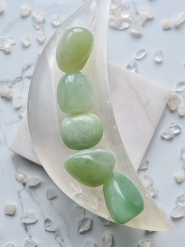 Serpentine is a great supportive companion that helps you when feelng overwhelmed. Its cooling properties help to settle your mind and allow you to think clearly